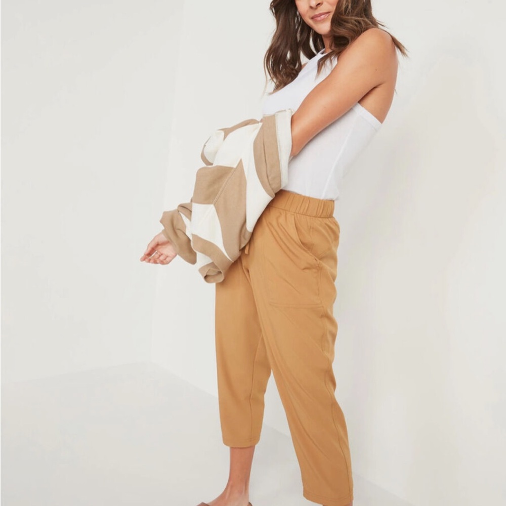 Old Navy active crop high rise pant - Picture 2 of 7